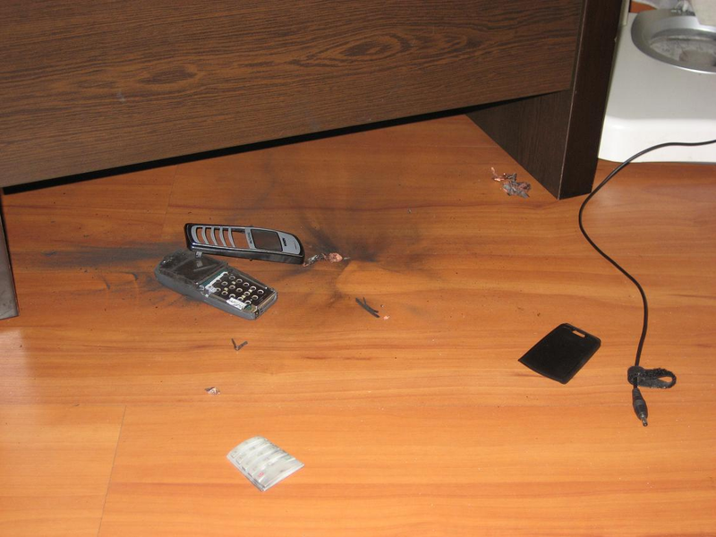 Illustration for article titled Pics: Exploding Cellphone?